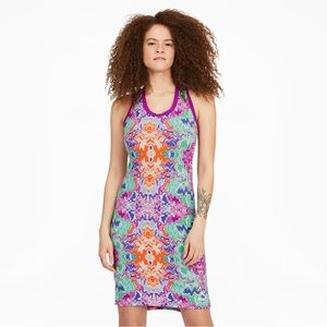 I’m selling a beautiful vibrant dress, only worn once. Size-small